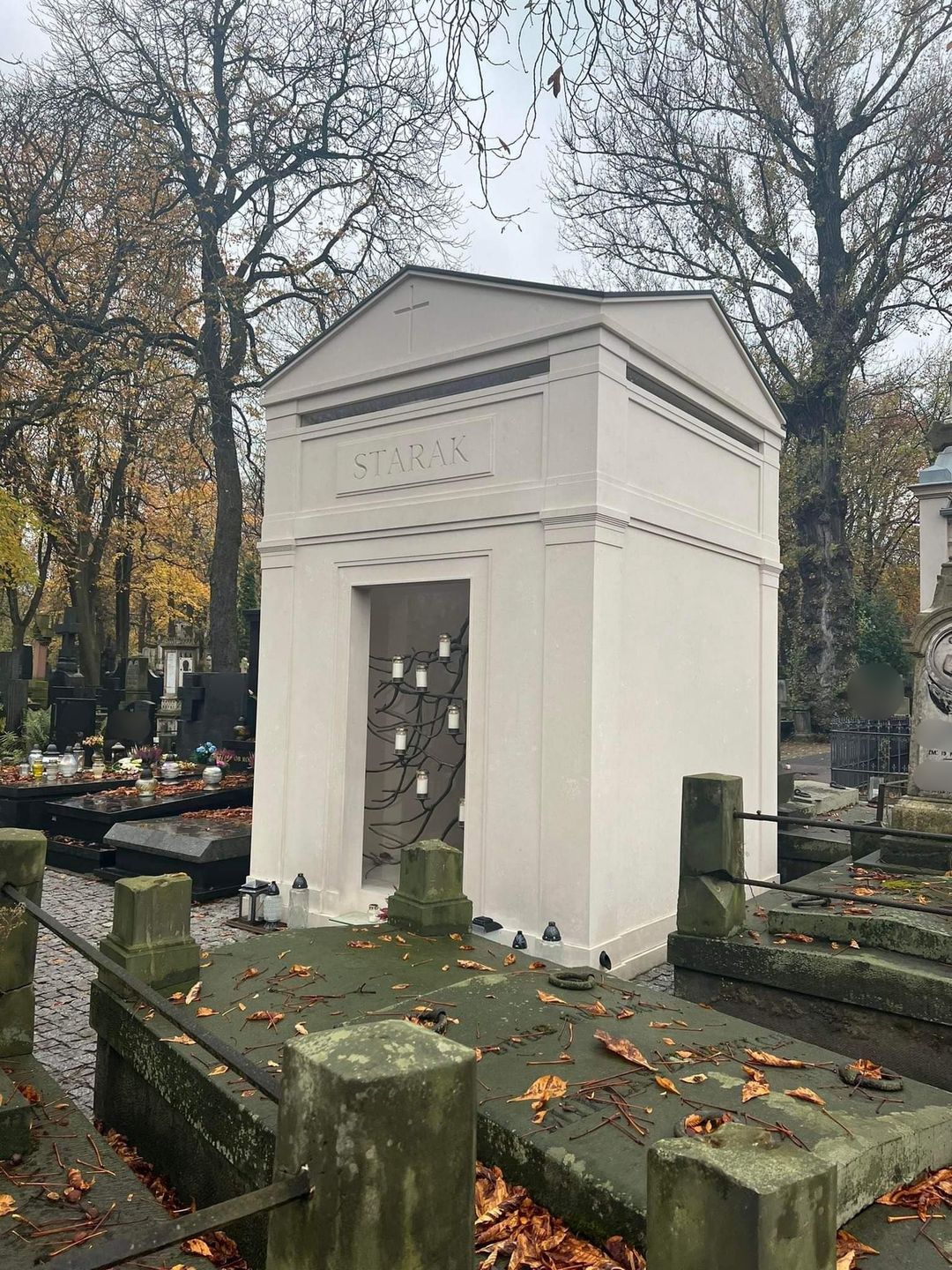 Tak dziś wygląda grób Piotra Woźniaka-Staraka na Powązkach