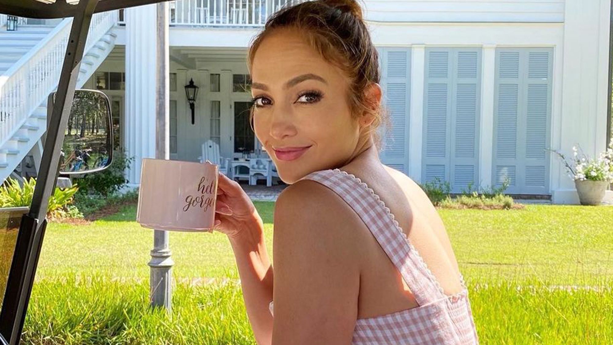 Jennifer Lopez w modnych klapkach na lato