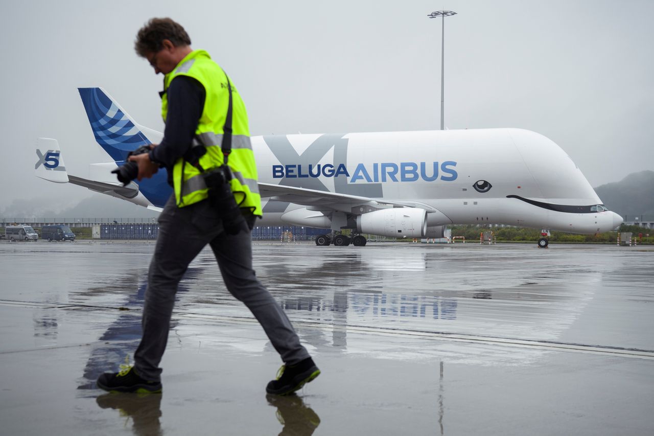 Airbus lowers aircraft delivery targets amid supply chain woes