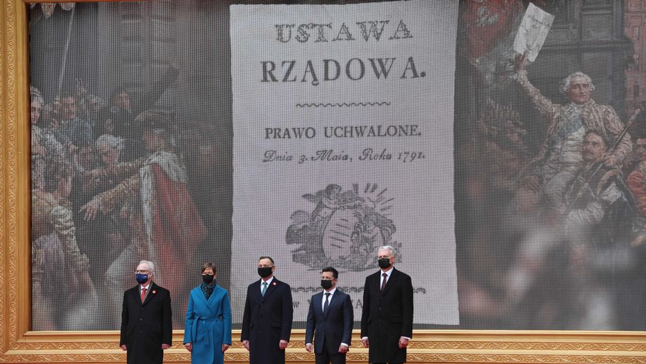 Warszawa, 03.05.2021. Narodowe Święto Trzeciego Maja. Prezydenci: RP Andrzej Duda (C), Łotwy Egils Levits (L), Litwy Gitanas Nauseda (P), Estonii Kersti Kaljulaid (2L) oraz Ukrainy Wołodymyr Zełenski (2P) podczas uroczystości z okazji Narodowego Święta Trzeciego Maja na dziedzińcu Zamku Królewskiego w Warszawie, 3 bm. (amb) PAP/Leszek Szymański