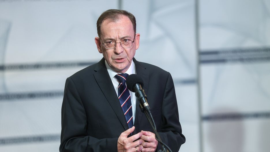 Warszawa, 03.07.2023. Minister spraw wewnętrznych i administracji Mariusz Kamiński podczas konferencji prasowej w siedzibie Polskiej Wytwórni Papierów Wartościowych w Warszawie, 3 bm. Konferencja dot. planowanego powstania nowego centrum druku banknotów Polskiej Wytwórni Papierów Wartościowych. Na ten cel zakupiono od Polfy Tarchomin działkę o powierzchni 18 ha za 143 mln zł. (jm) PAP/Rafał Guz