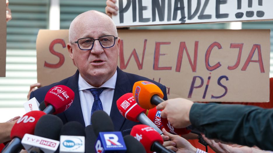 Sylwester Marciniak
Warszawa, 29.08.2024. Przewodnicz�cy Pa�stwowej Komisji Wyborczej, s�dzia Sylwester Marciniak podczas wypowiedzi dla medi�w, przed siedzib� PKW w Warszawie, 29 bm. PKW na posiedzeniu 29 bm. zajmie si� sprawozdaniem PiS z wybor�w parlamentarnych. (mr) PAP/Tomasz Gzell
Tomasz Gzell
finansowe, PiS, PKW, polityk, polityka, posiedzenie, prasowa, sprawozdanie, wybory parlamentarne