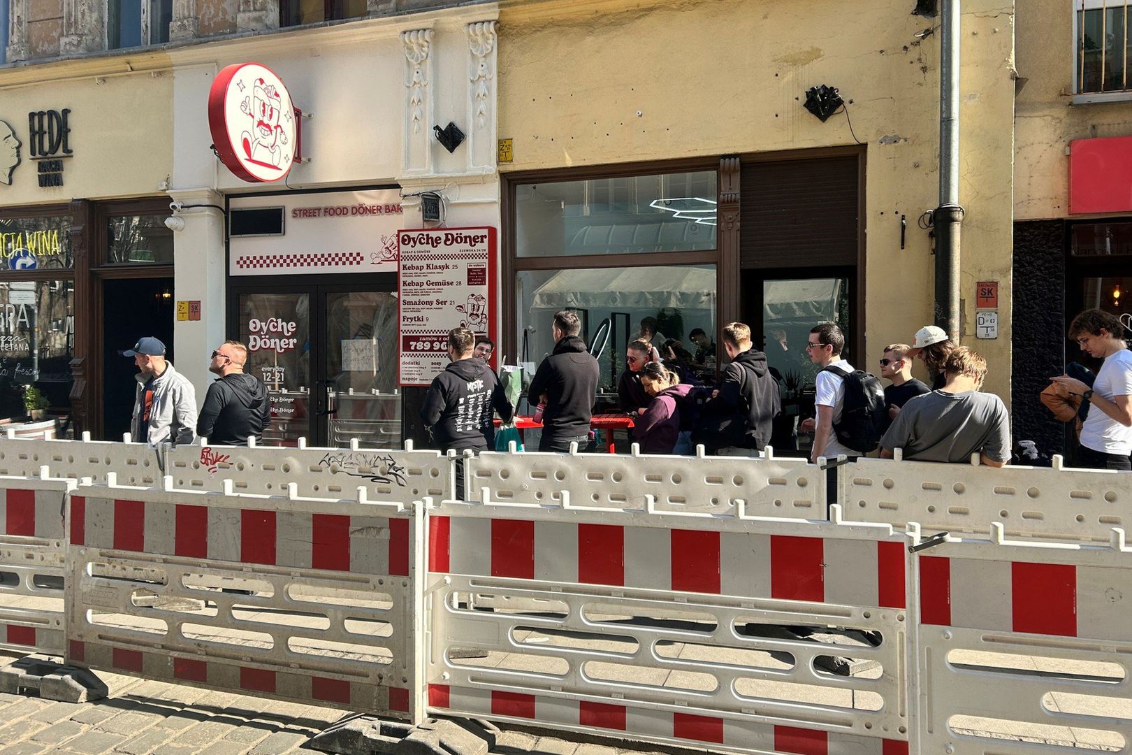 &#34;Pysznie, jak w Berlinie&#34; – mówili nam klienci w marcu. Choć chwalili lokal za ceny, to swoje w kolejce trzeba było odstać.