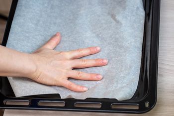 Nagminny błąd. Papier do pieczenia staje się toksyczny