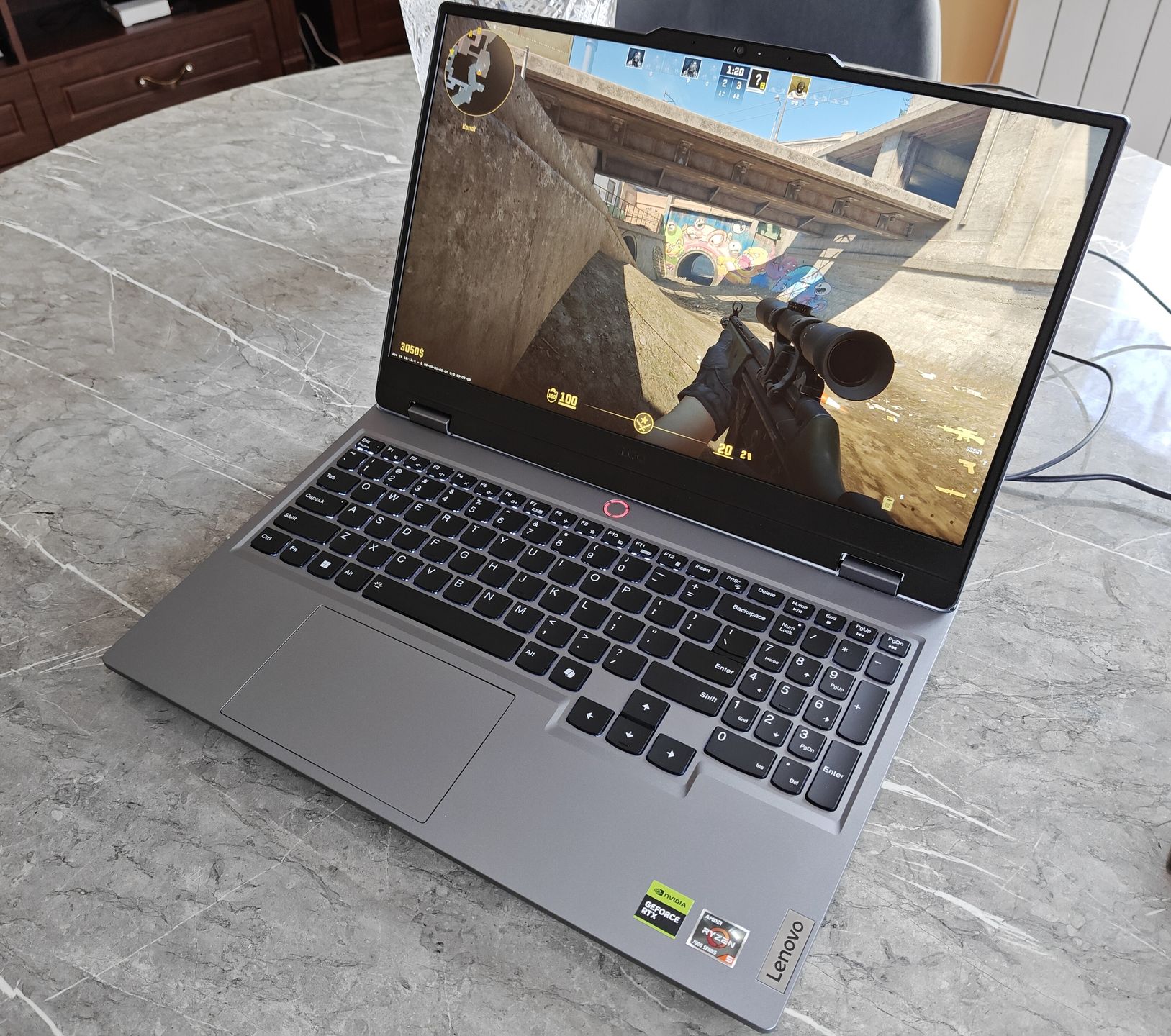 Lenovo LOQ-15 w całej okazałości.