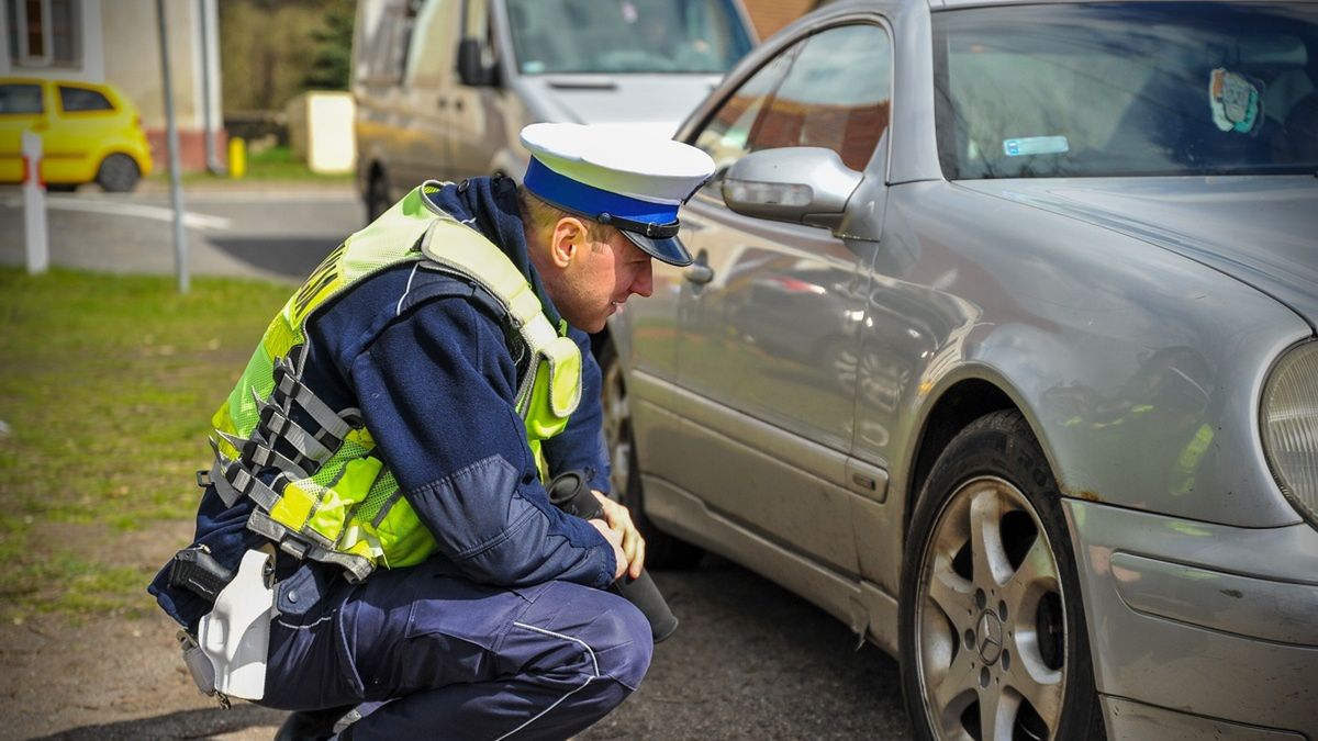 Policjanci podczas kontroli drogowych dość często zerkają na opony