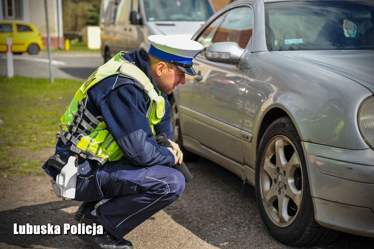 Policjanci kontrolują opony. Wystarczy rzut oka na napis