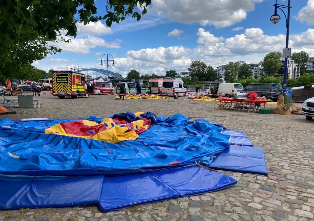 magdeburg, niemcy, dmuchany zamek Wypadek w Magdeburgu. Wiatr zepchnął dmuchany zamek z dziećmi do rzeki