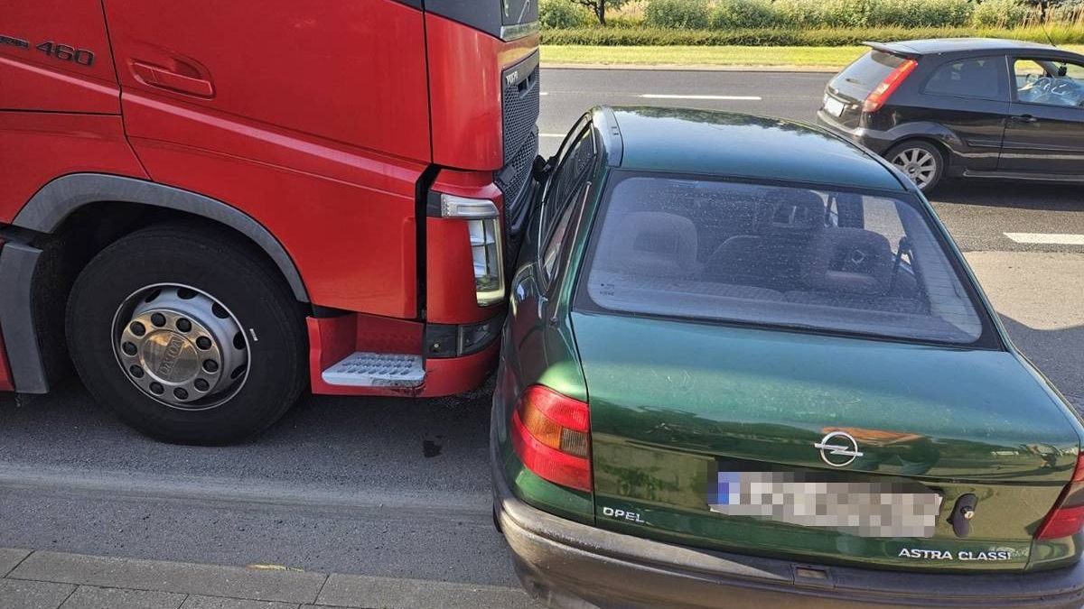 Zderzenie ciężarówki z oplem na al. Tysiąclecia