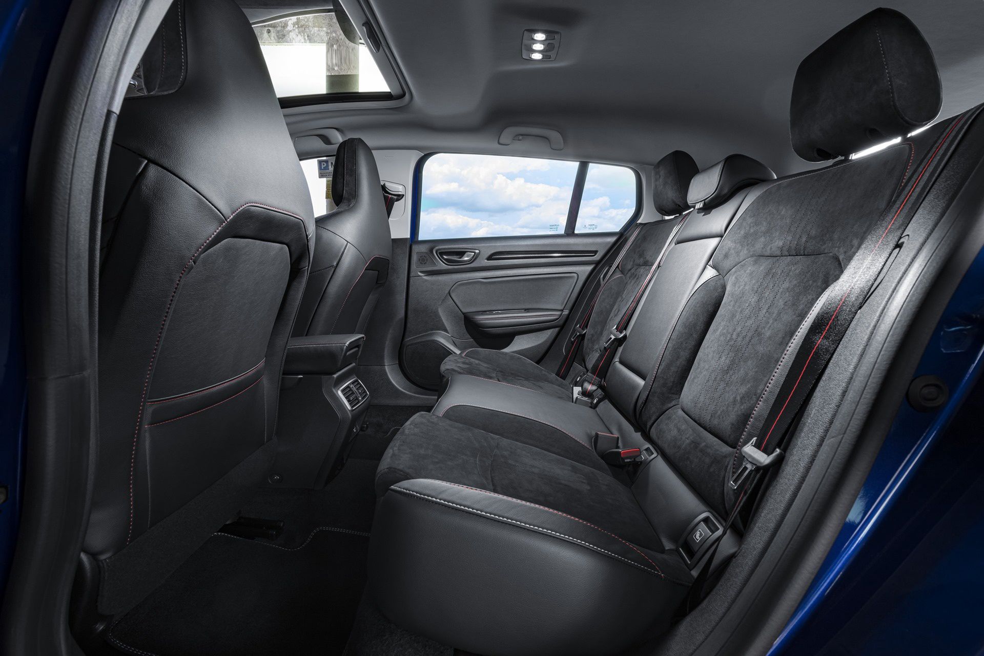 Renault Megane kombi oferuje więcej przestrzeni z tyłu niż hatchback