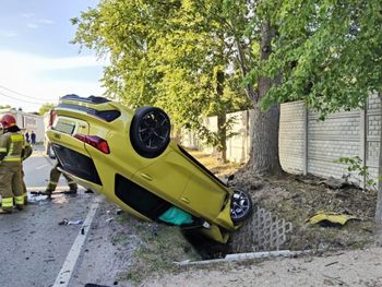 Poważne zderzenie dwóch aut pod Wołominem. Audi dachowało, w Toyocie znajdował się zakleszczony kierowca