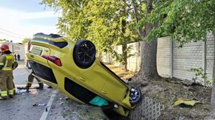 Poważne zderzenie dwóch aut pod Wołominem. Audi dachowało, w Toyocie znajdował się zakleszczony kierowca