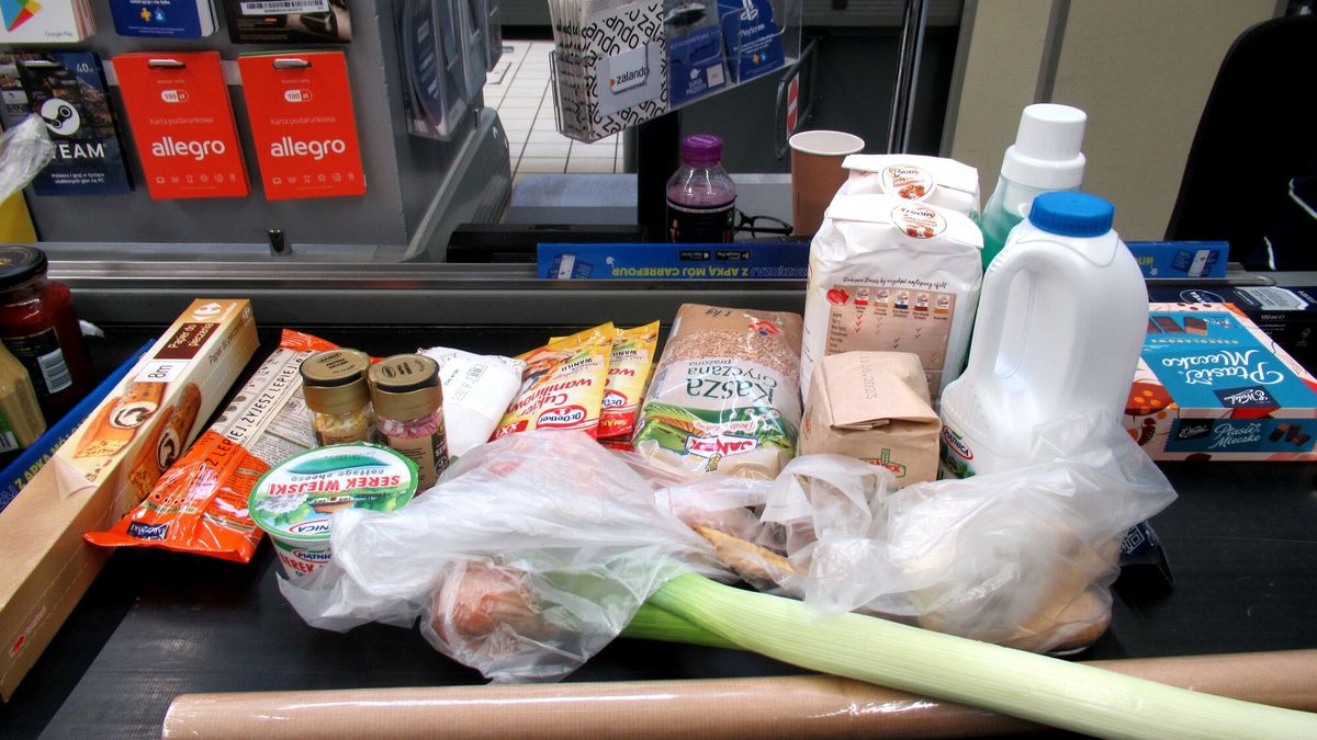 Stock Marek Bazak
Fot. Zofia i Marek Bazak/East News,
Warszawa. Zakupy w hipermarkecie Carrefour - towar wylozony na ruchomej tasmie przy kasie.
ZOFIA BAZAK