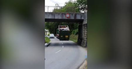 Kreatywny kierowca. Zmieścił hakowca pod wiaduktem