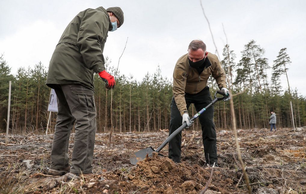 Pracowita niedziela. Andrzej Duda chwycił za łopatę