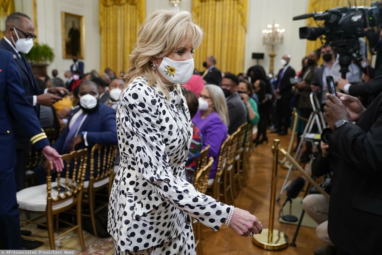 Jill Biden w stylizacji polka dot total look