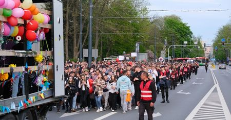 Uwaga, kierowcy! Przez studencki korowód możecie wkrótce utknąć w korkach. Zobacz trasę przejścia