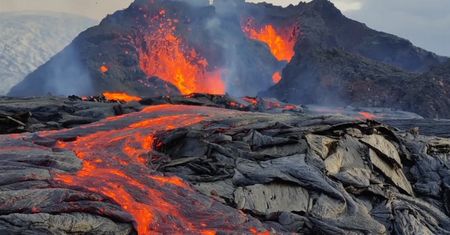 Wycieczki do wybuchającego wulkanu. Niezwykłe nagrania erupcji na Islandii