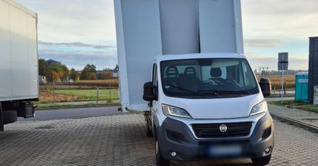 Załadował kontener na Ducato i ruszył w trasę. Daleko nie zajechał
