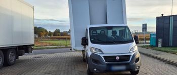 Załadował kontener na Ducato i ruszył w trasę. Daleko nie zajechał