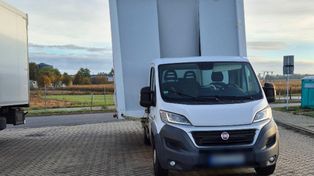 Załadował kontener na Ducato i ruszył w trasę. Daleko nie zajechał