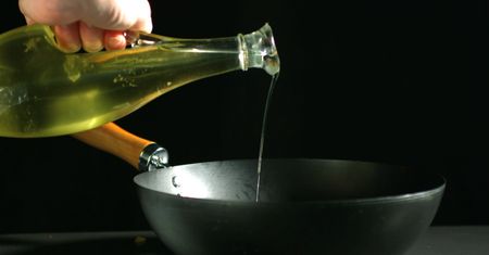 Nie wszystkie oleje są niezdrowe. Sprawdź, które wybierać