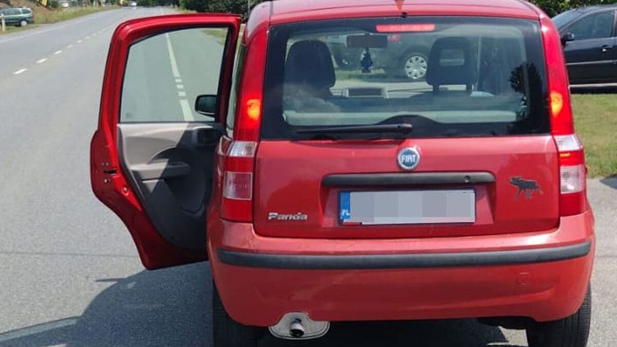 fiat panda zatrzymany z otwartymi drzwiami