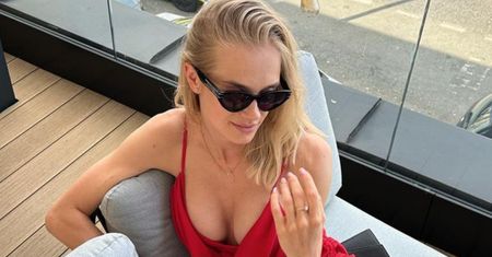 Katarzyna Smolińska z "Top Model" wystylizowana na Barbie. Pozuje na żniwach