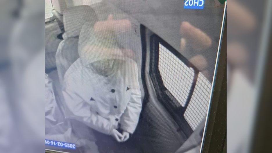 Wyziębiony i zdezorientowany nastolatek spacerował po torach.