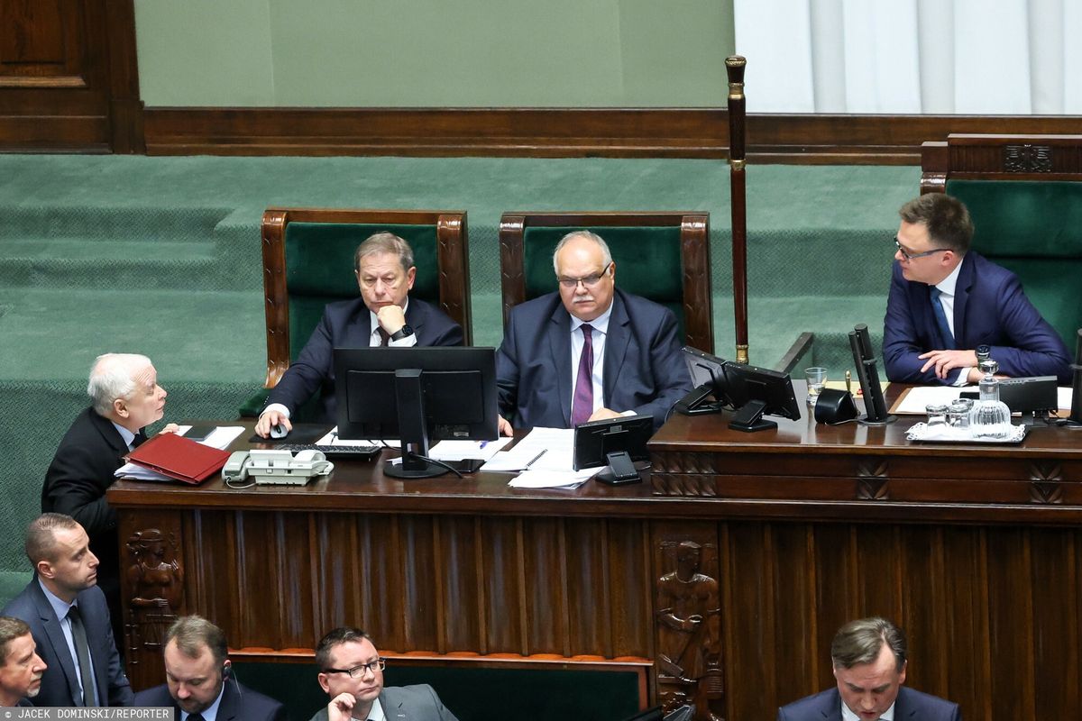 Jarosław Kaczyński i Szymon Hołownia podczas pierwszego posiedzenia Sejmu
