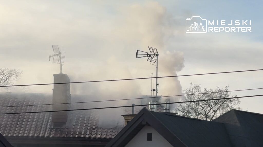 Pożar domu w Kobyłce. Do akcji przyjechało 5 zastępów straży pożarnej