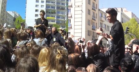 Dawid Kwiatkowski oblężony przez fanów pod TVN-em!