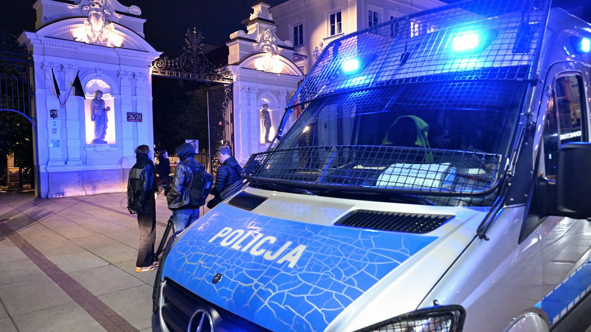 Warszawa, 07.05.2025. Policyjny radiowóz przed wejściem na teren Kampusu Głównego UW w Warszawie, 7 bm. Przed godziną 19 doszło do napaści z użyciem siekiery na pracownicę uczelni. Zaatakowana kobieta nie żyje, druga osoba została ranna. Policja zatrzymała napastnika. (amb) PAP/Radek Pietruszka ***Do tego materiału zdjęciowego dostępna jest również depesza w systemie CSI, pt.: Zabójstwo na UW; nie żyje portierka, ochroniarz w stanie krytycznym (krótka 2)***