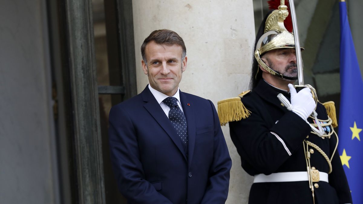 PARIS, FRANCE - DECEMBER 01: French president Emmanuel Macron is seen waiting for Ukrainian president Volodymyr Zelenskyy to arrive at Elysee Palace on December 01, 2025 in Paris, France. (Photo by Antoine Gyori - Corbis/Corbis via Getty Images)
