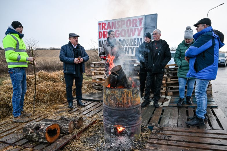 Medyka, 04.01.2024. Rolnicy z "Podkarpackiej oszukanej wsi" wznowili protest w pobliżu przejścia granicznego w Medyce, 4 bm. (ad) PAP/Darek Delmanowicz