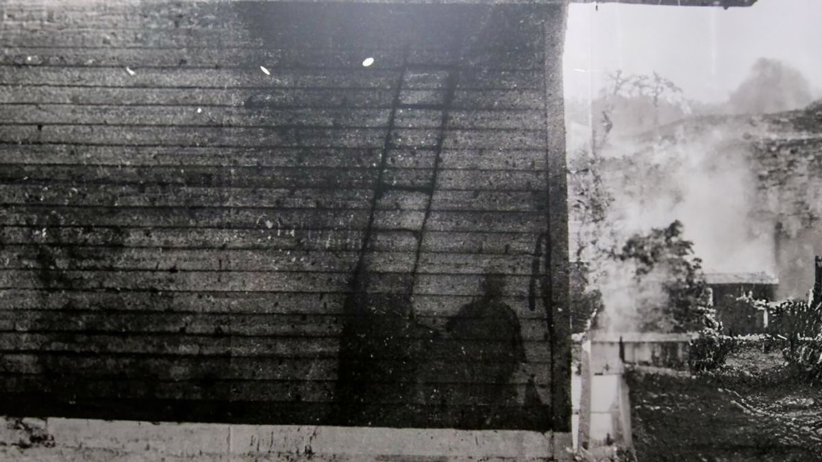Cienie wypalone na ścianie budynku po ataku atomowym na Nagasaki.