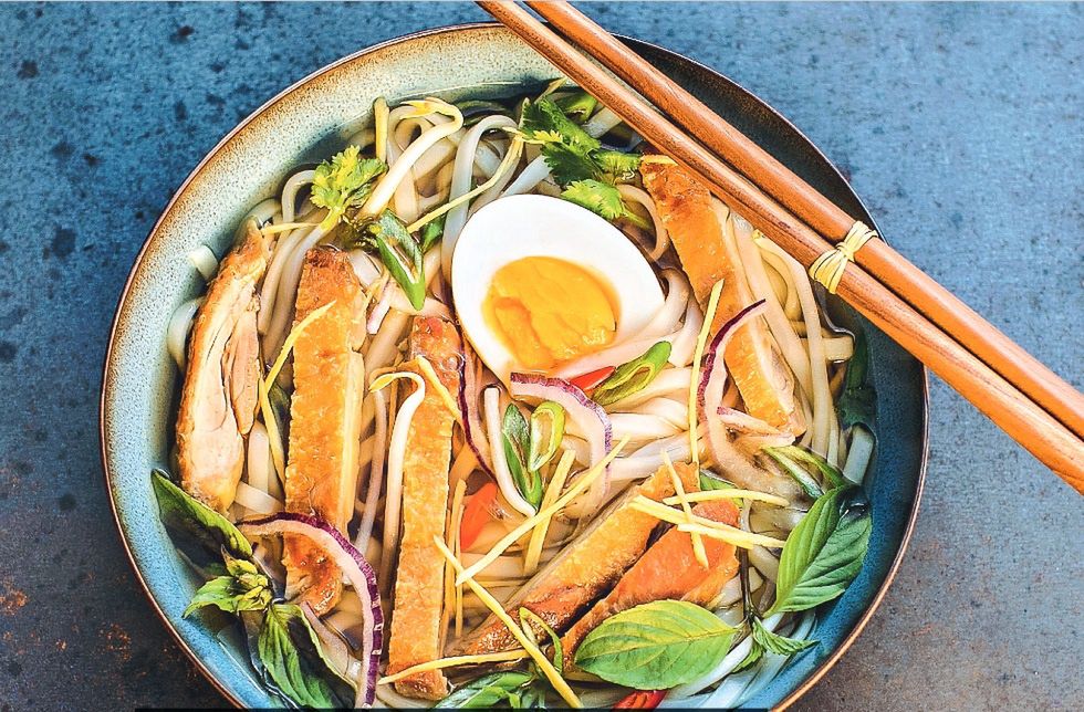 Phở gà roti. Zupa z makaronem ryżowym i grillowanym kurczakiem