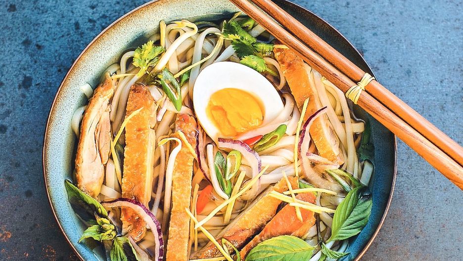 Phở gà roti. Zupa z makaronem ryżowym i grillowanym kurczakiem