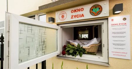 Mały chłopiec w oknie życia. Rodzice zostawili list