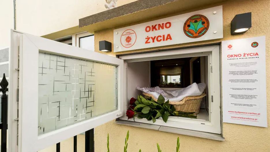 Mały chłopiec w oknie życie. Rodzice zostawili list