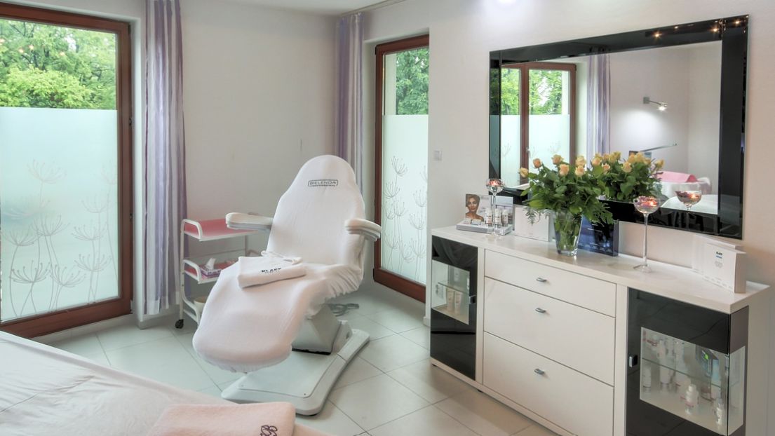 Wybielanie odbytu to zabieg, który przeprowadza się głównie w celach estetycznych. Istnieje wiele metod, które pozwalają rozjaśnić zarówno odbyt, jak i wargi sromowe. 