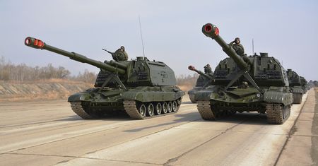 Nowy transport rosyjskich armatohaubic 2S19 Msta-S. Zmierza w kierunku Ukrainy