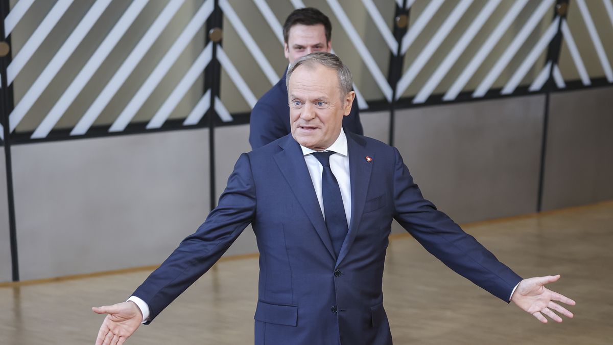 Prime Minister of Poland Donald Tusk attends the special EU leaders meeting, with the head of states and the President of Ukraine Volodymyr Zelenskyy. The Polish PM arrives limping as he has an injurer leg, does a statement and talks to the media and press, responding questions from journalists in Europa building before the Emergency Summit on Ukraine and Defence. Brussels, Belgium on March 6, 2025 (Photo by Nicolas Economou/NurPhoto via Getty Images)