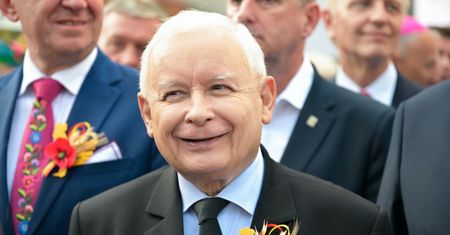Prezes PiS ogłosił: "czternastki" będą wyższe. Jest jeden haczyk