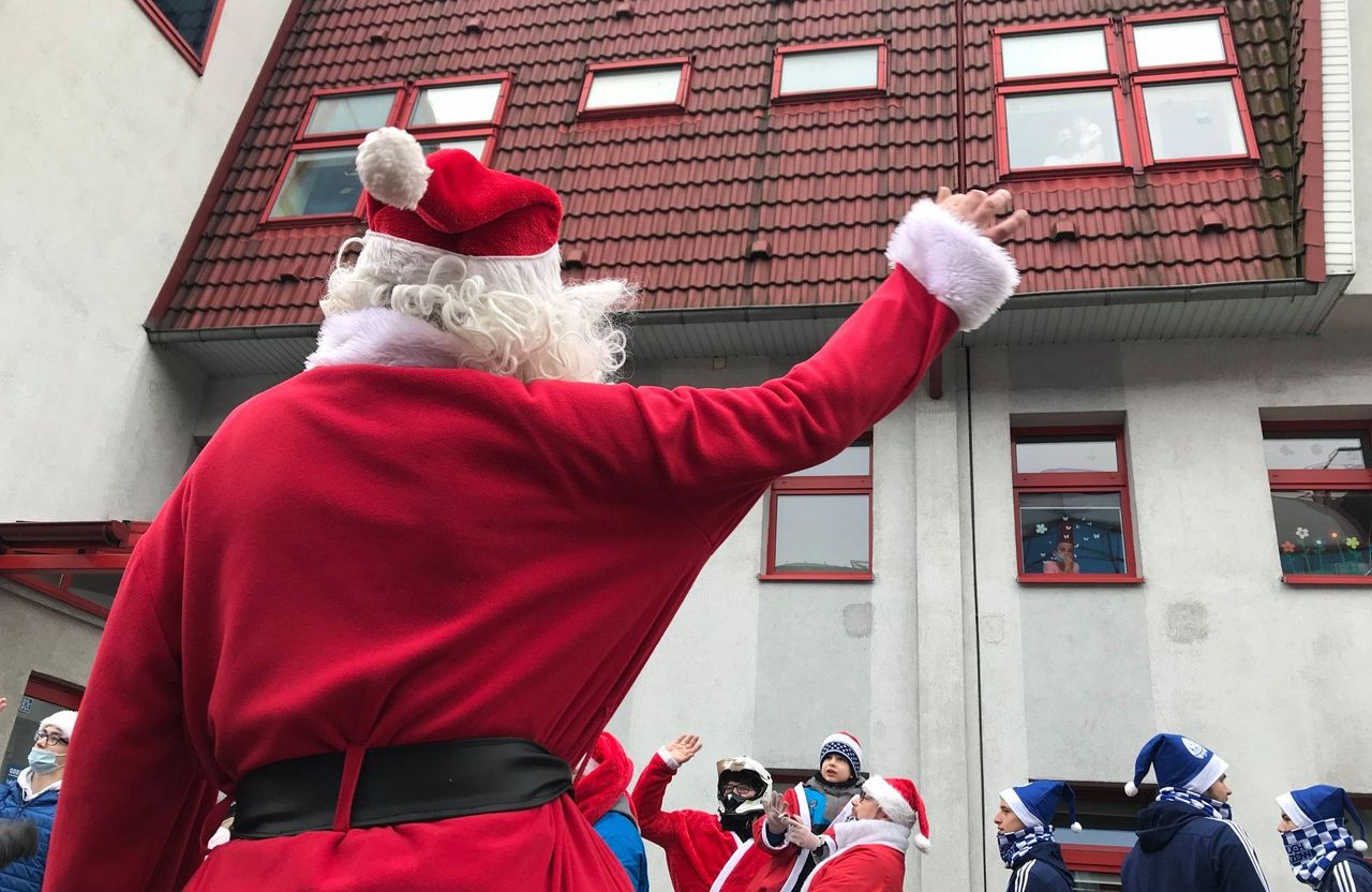 Śląsk. Do chorzowskiego Centrum Pediatrii i Onkologii przyjechali zmotoryzowani mikołaje. 