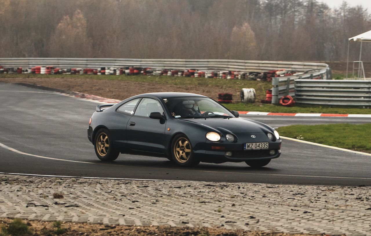 Seryjne auto z usprawnionymi hamulcami to wszystko, czego trzeba na track day czy KJS. Oczywiście każdy chce trochę stuningować własne auto, ale nie zawsze się to opłaca.