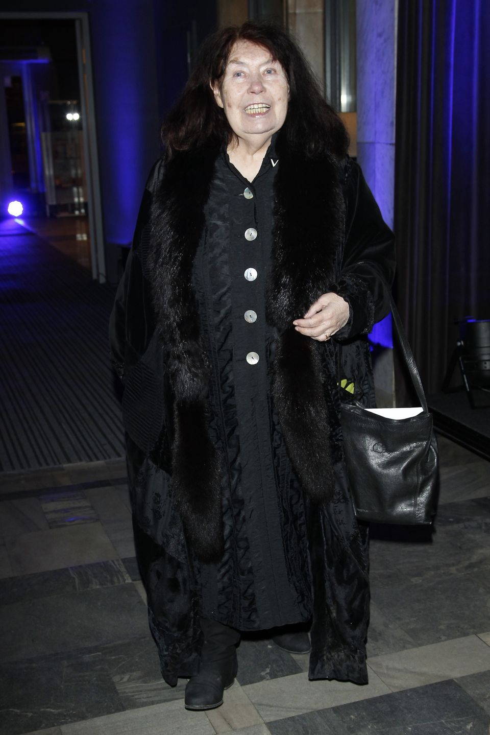 scena z: Zofia Merle, SK:, , fot. Podlewski/AKPA
futro czarne, marzec 2015, Premiera spektaklu "Prapremiera dreszczowca", sukienka czarna, sukienka z guzikami, sylwetka, torebka, Zofia Merle