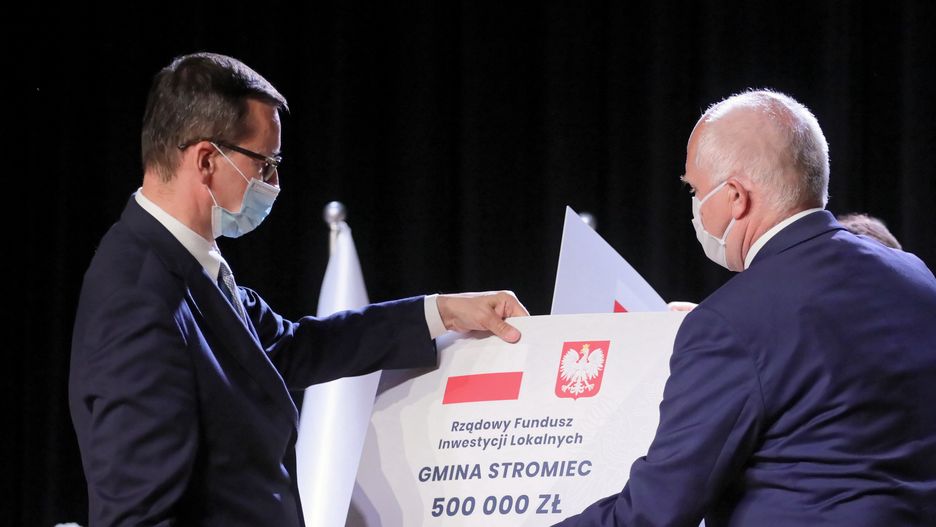 Premier Mateusz Morawiecki rozdaje samorządowcom promesy
