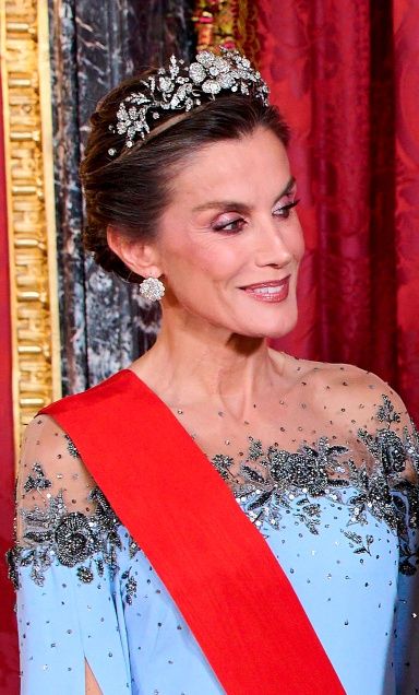 Królowa Letycja i Brigitte Macron emanują elegancją na balu