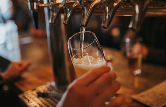 Grupa Żywiec wspiera lokale i zwraca pieniądze za niesprzedane piwo